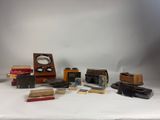 beaucoup de vieux appareils photo et de livres posés sur une table