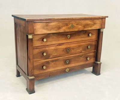 image d'une commode en bois sur fond blanc