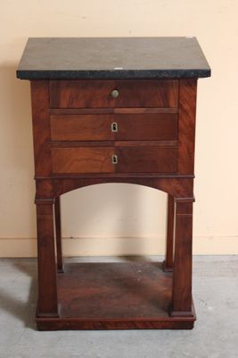 une petite table en bois avec un plateau en marbre