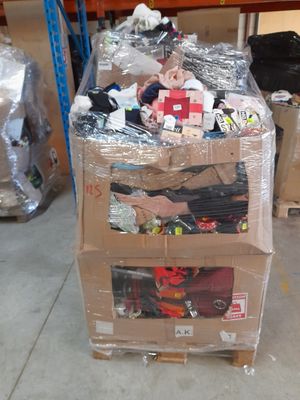 Lot DE Solderie Dont Vetements + Vetements Hiver + Chaussett…