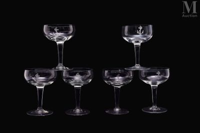 six verres à vin vides empilés les uns sur les autres sur une surface noire