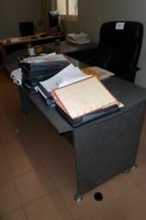 1 bureau en stratifié gris pieds métal de +/- 180 cm de long… (photo 2)