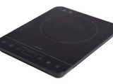 gros plan d'une table de cuisson à induction noire sur fond blanc