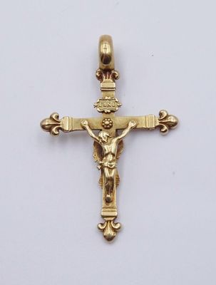 une croix en or sur laquelle est représenté un personnage