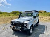 une photo d'un Land Rover blanc garé dans un champ