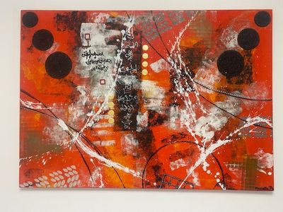 un tableau accroché au mur d'une pièce, sur fond rouge