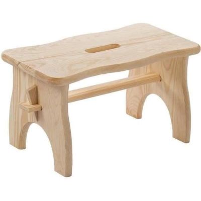 un petit tabouret en bois muni d'une assise en bois