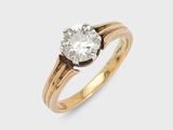 une bague en or et diamants, ornée d'une seule pierre au centre