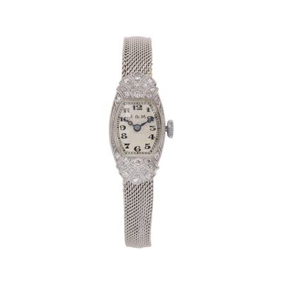 Image d'une montre-bracelet de femme ornée de diamants