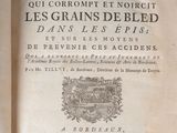 un vieux livre écrit posé sur une table