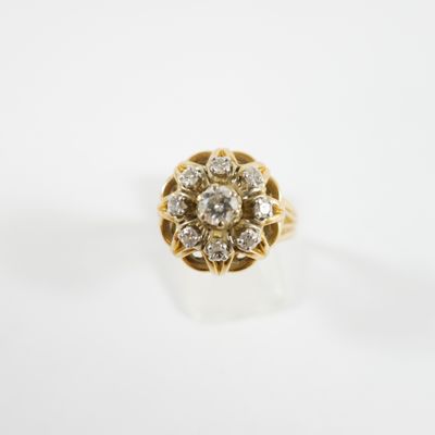 gros plan d'une bague en diamant sur une surface blanche