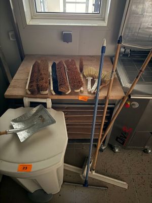 un lavabo et des toilettes dans une pièce dotée d'une fenêtre
