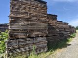 un gros tas de bois au bord de la route
