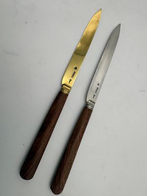 Paire de couteaux de voyage, l'un à lame en argent, l'autre …