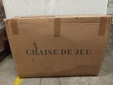 a box that is sitting on the ground in front of a wall