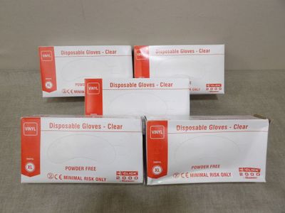 quatre boîtes de gants jetables posées sur une table