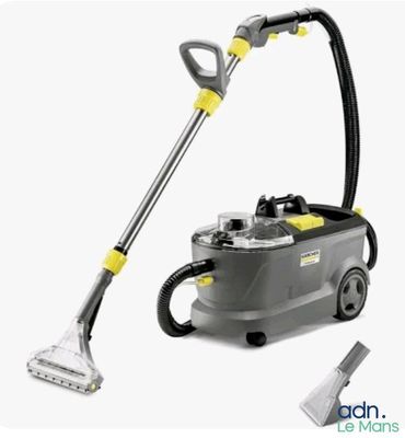 un gros plan d'un aspirateur muni d'un tuyau et d'une brosse
