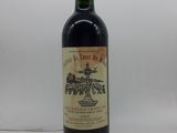 une vieille bouteille de vin posée sur une table