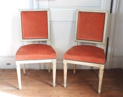 deux chaises assises l'une à côté de l'autre sur un sol en bois dur