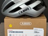 une photo d'un casque de vélo posé sur une boîte