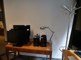 un bureau équipé d'un ordinateur et d'un moniteur