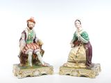 paire de figurines en porcelaine représentant un homme et une femme assis sur un banc