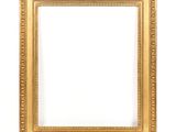 un cadre doré orné d'un motif décoratif sur fond blanc
