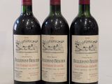 trois bouteilles de vin rouge posées côte à côte sur une table