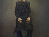 portrait d'une vieille femme en robe noire, assise sur une chaise