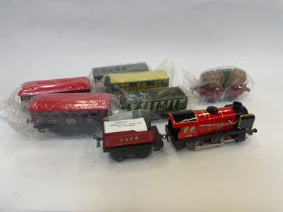 quatre petits trains posés sur une surface blanche