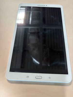 une tablette blanche posée sur une table en bois