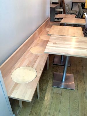 1 Banc à dosseret, en chêne naturel lamellé avec 4 tabourets…