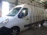 une camionnette blanche garée à l'intérieur d'un bâtiment
