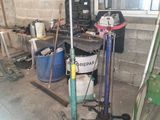 une image d'un garage avec de nombreux outils sur le sol