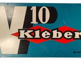 une image représentant une enseigne bleue et blanche sur laquelle figure le mot « Kleber »