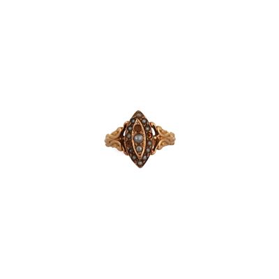 Gros plan sur une bague en or ornée d'un diamant