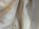 un gros plan sur une chemise blanche ornée d'un bouton noir