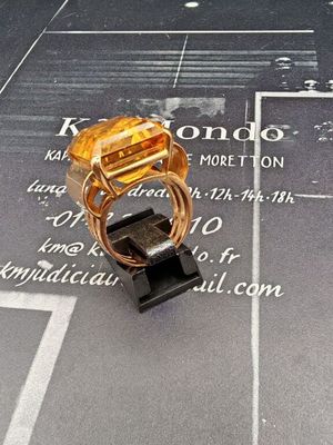 une bague posée sur une table