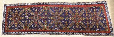 un vieux tapis avec une bordure rouge et un motif bleu et rouge