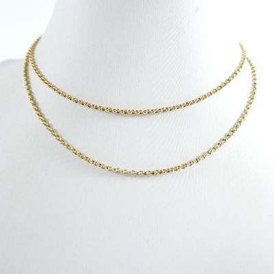 un gros plan sur un collier porté par un mannequin, un mannequin, un mannequin, un mannequin, un mannequin, un mannequin, un mannequin