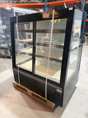 une vitrine à deux portes vitrées dans un magasin