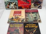 cinq livres de science-fiction posés sur une surface blanche