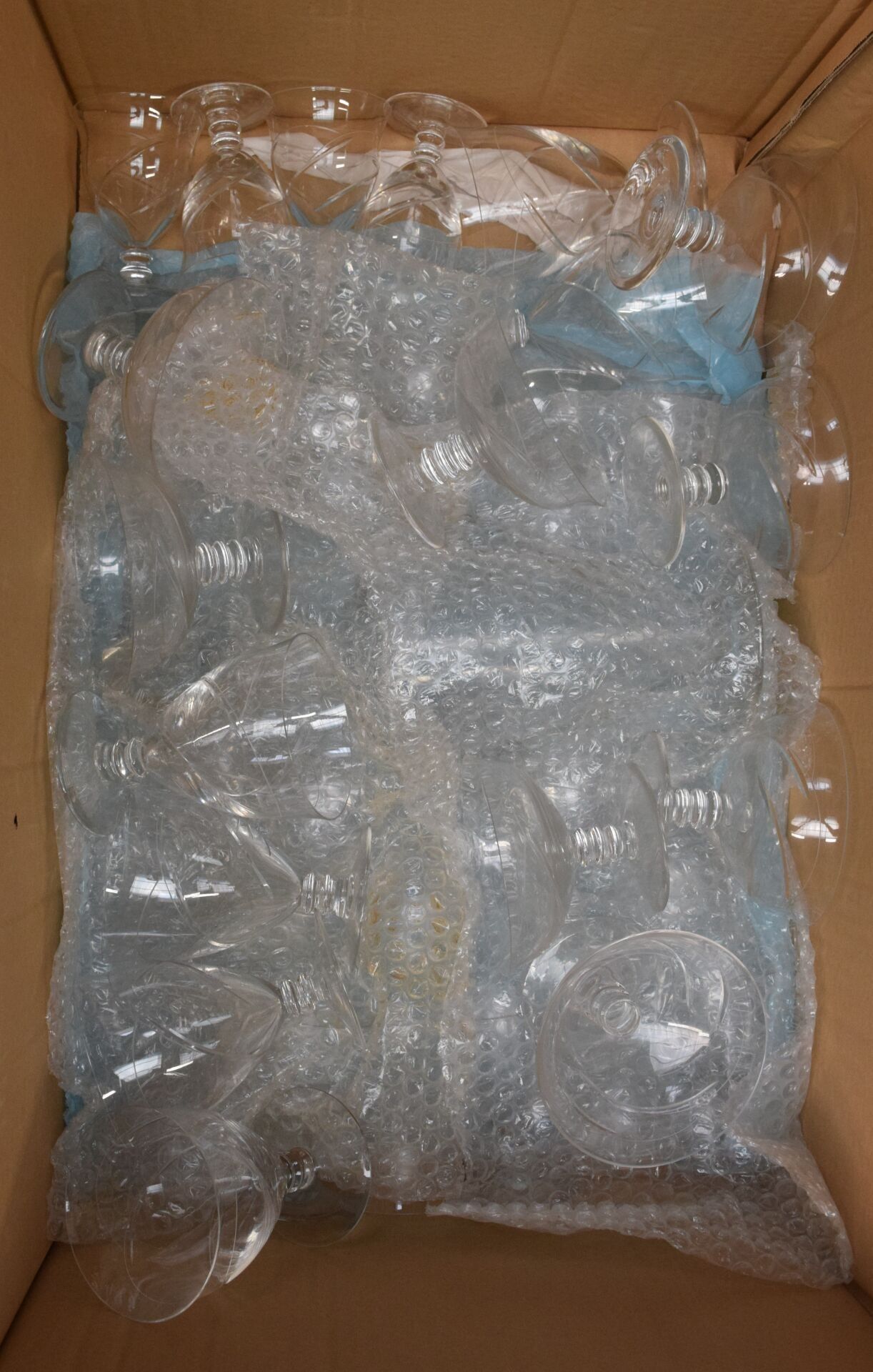 Petit lot de divers bibelots, faïences et porcelaines dans d…