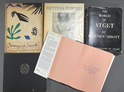 trois livres sont posés sur une table les uns à côté des autres