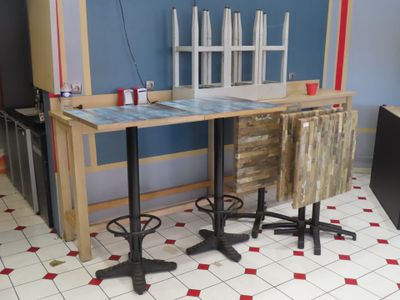 deux tabourets placés devant une table