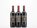 trois bouteilles de vin posées sur une table blanche