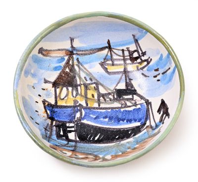 une peinture représentant un bateau sur une assiette posée sur une table