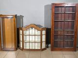 trois étagères et une armoire dans un coin de la pièce