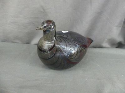 un petit oiseau en argent posé sur une table