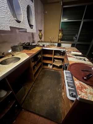 une image d'une cuisine avec un évier et une cuisinière